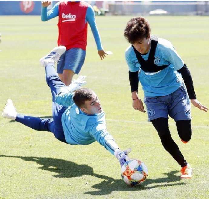训练结束后，梅西与苏亚雷斯肩并肩走向场边，他们神情轻松地交谈着，夕阳的余晖洒在他们身上，这对最佳搭档的背影，承载着巴萨球迷对于冠军奖杯最沉甸甸的期望。