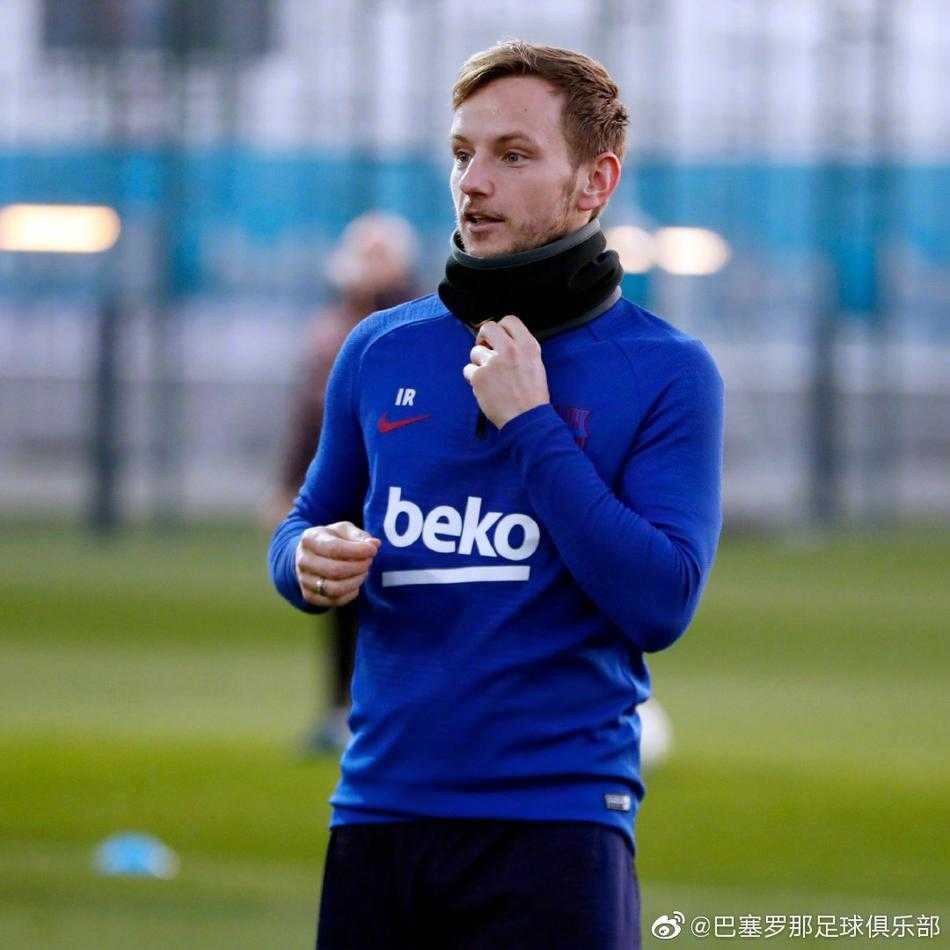 训练结束后的拉伸时刻，梅西与队友轻松交谈，融洽的队内氛围是赢得德比大战的重要保障。