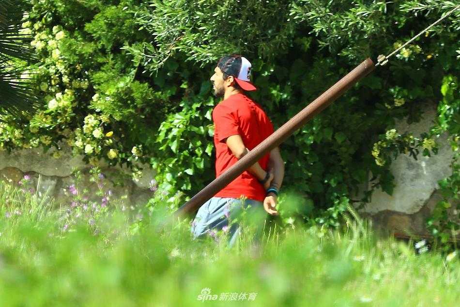 训练中的苏亚雷斯表情专注而凶狠，他正完成一次势大力沉的射门，皮球如出膛炮弹般飞入网窝。在他身后，空荡荡的看台似乎在等待着他用进球再次点燃欢呼。