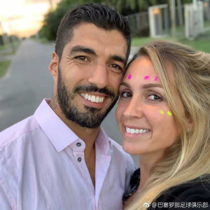 皮克与队友们围坐在一起，神态轻松，他们不仅在准备比赛，更在筹划着如何向远在中国的球迷送上独特的新春祝福。