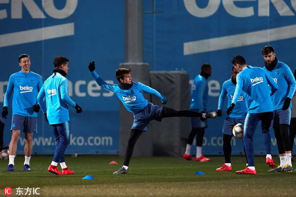 皮克指挥着由朗格莱和罗贝托组成的防线，他张开双臂，大声呼喊，试图在训练中建立起绝对的防守秩序。