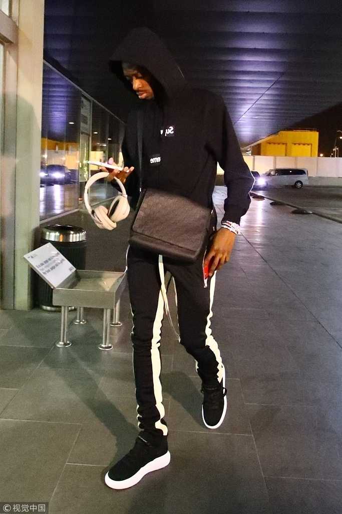 登贝莱整理着装准备离开，举手投足间尽显年轻球员的朝气与活力