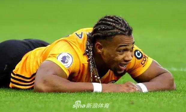 身披阿斯顿维拉战袍的特劳雷，在英超赛场上试图用速度强吃对手，虽然身形已比巴萨时期结实些许，但整体仍显精干，眼神中带着初登英伦的锐气与一丝迷茫。