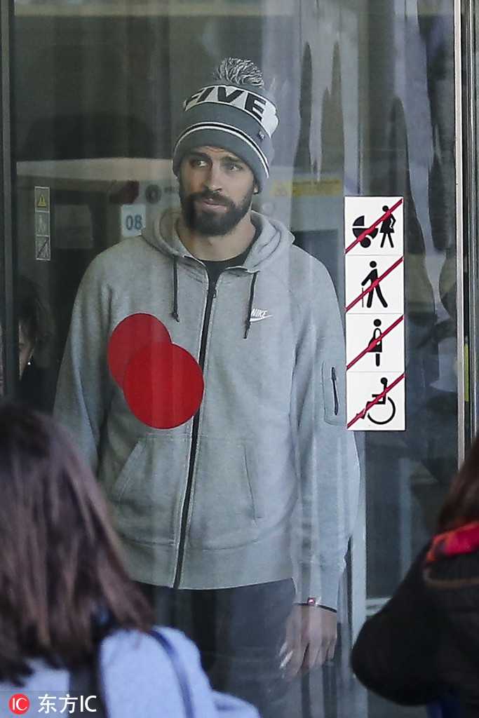 面对蜂拥而至的记者，皮克微微侧身试图避开镜头，其随行的律师则神情严肃地在前方开道，场面一度有些混乱。