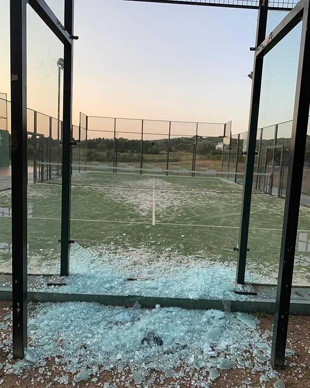 巴萨传奇队长普约尔在打板网球时发生激烈碰撞，腿部被玻璃划出深深的伤口，鲜血正顺着小腿流下，画面触目惊心