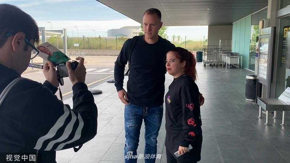 丹妮埃拉身穿一袭优雅的黑色长裙，虽然孕肚已经十分明显，但步履依然轻盈，特尔施特根则贴心陪伴在侧，尽显模范丈夫本色