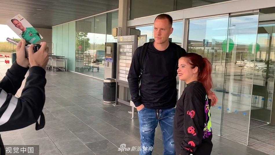 特尔施特根身穿休闲深色外套，与身着白衣的丹妮埃拉并肩走在巴塞罗那街头，两人神情轻松自在，仿佛整个世界都与他们无关
