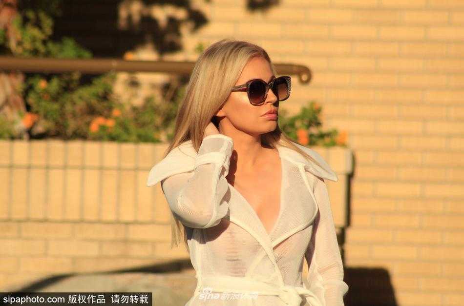 回眸瞬间，安娜的透视白裙在洛杉矶的逆光中变得通透，修长的腿部线条若隐若现，她脸上的墨镜反射出这座天使之城的繁华街景，整个画面充满了动感的时尚大片既视感。