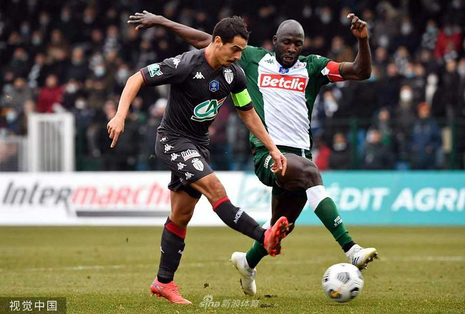 圣旺红星球员在比赛末段因犯规吃到黄牌，裁判出示黄牌警告，球员表情无奈。