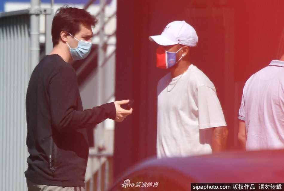 巴黎门将迎着阳光步入基地，身影矫健如猎豹，为新赛季的镇守做好了万全准备。
