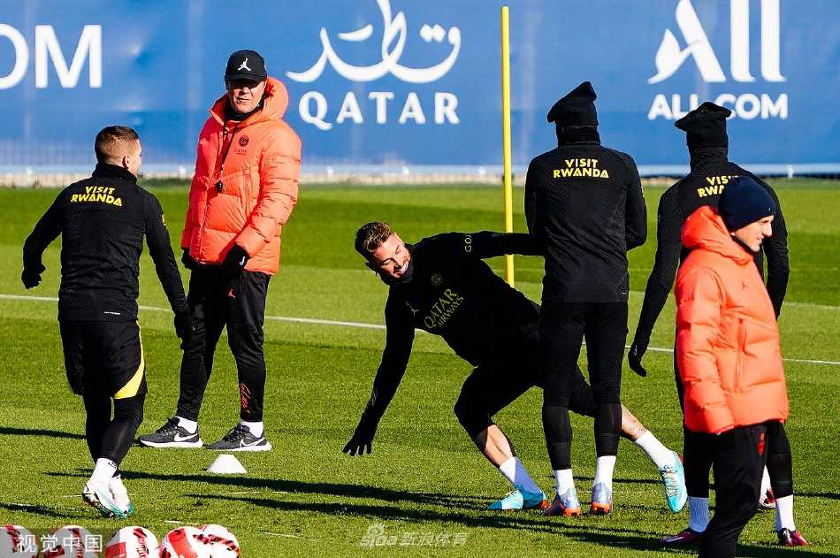 团队围成一圈进行战术演练，球员们手势交流不断，共同理解教练的部署，体现了高度的团队协作精神。