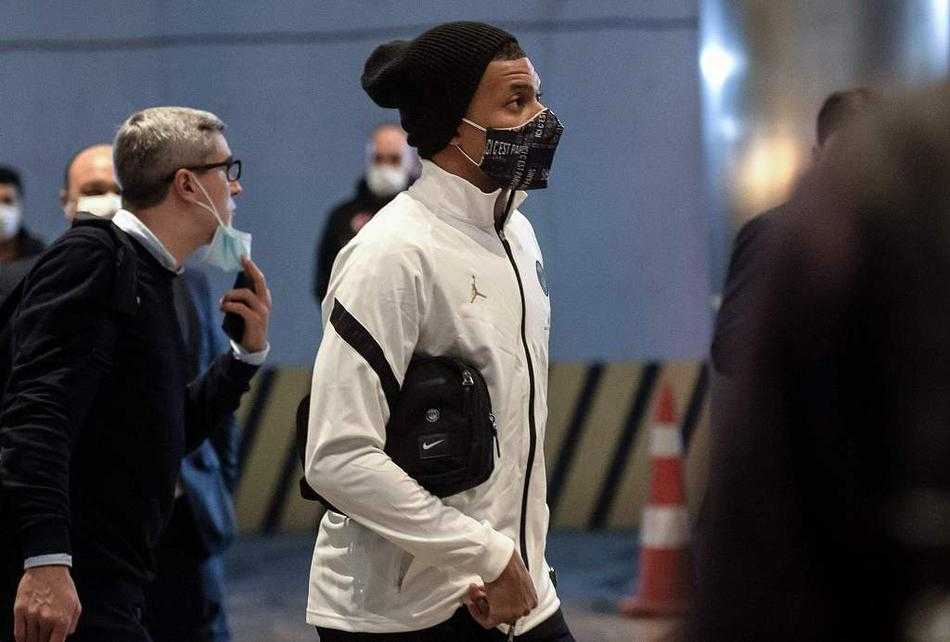 姆巴佩与队友在发布会通道交谈，年轻的法国天才眼神中充满对胜利的渴望，他与内马尔的组合将给曼联的残缺防线带来毁灭性冲击。