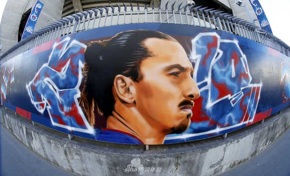 瑞典神塔伊布拉希莫维奇霸气侧漏，仿佛在王子公园球场凌空展翅，定格了永恒的传奇瞬间。