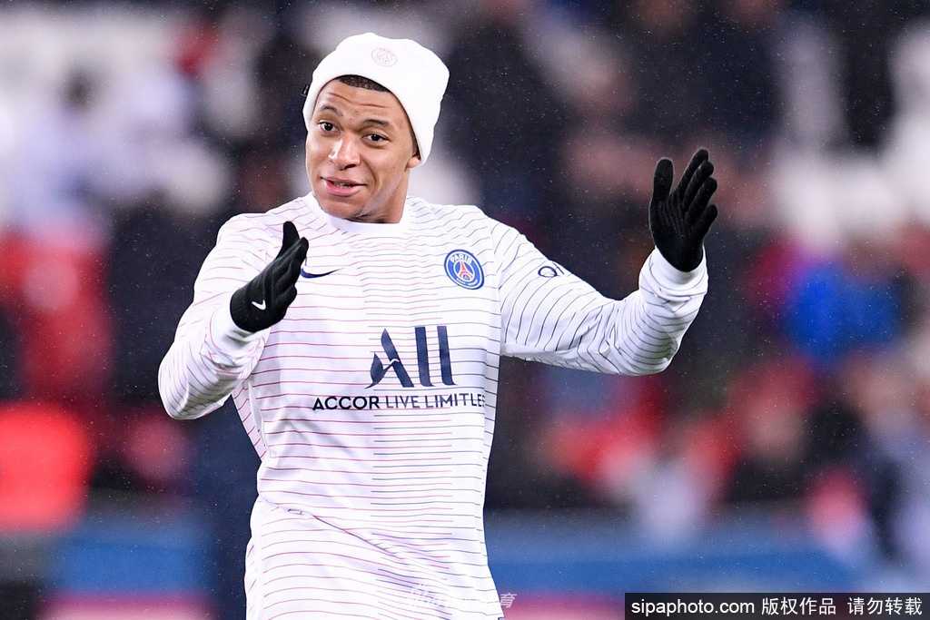 内马尔在训练中轻松戏耍防守球员，他的高薪与天赋，成为了姆巴佩续约谈判桌上的重要标尺