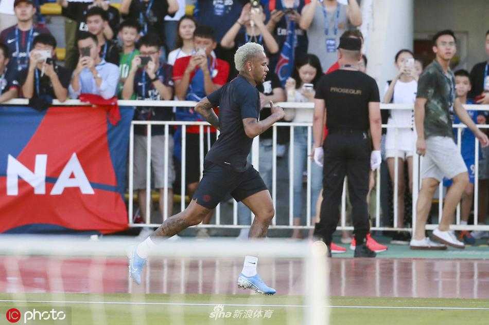 内马尔身穿巴黎圣日耳曼训练服，在深圳的绿茵场上独自进行有球训练，神情专注，吸引场边无数目光