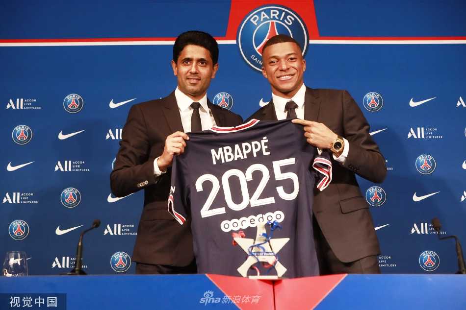 姆巴佩手持2025年新合约球衣，在巴黎主场绽放自信笑容