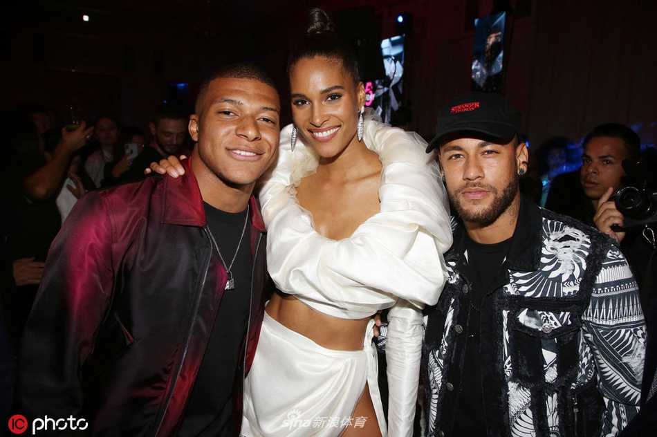巴黎群星闪耀时 内马尔姆巴佩盛装出席维密超模生日宴 内马尔手持酒杯与人热聊,标志性的笑容在派对灯光下格外迷人