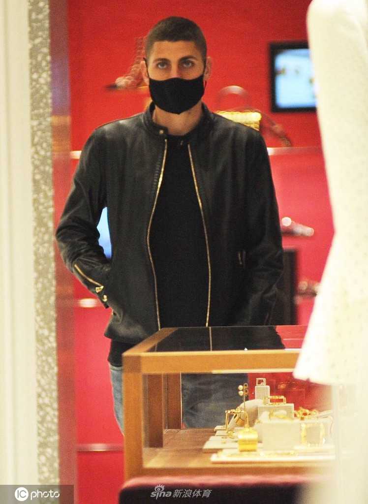 巴黎的街道作为天然背景，维拉蒂与杰西卡在漫步中相视而笑，幸福的气息仿佛要溢出画面