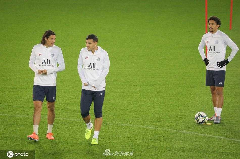 训练场上，球员们正在进行紧张的小组对抗，湿滑的草皮也无法阻挡他们全速冲刺