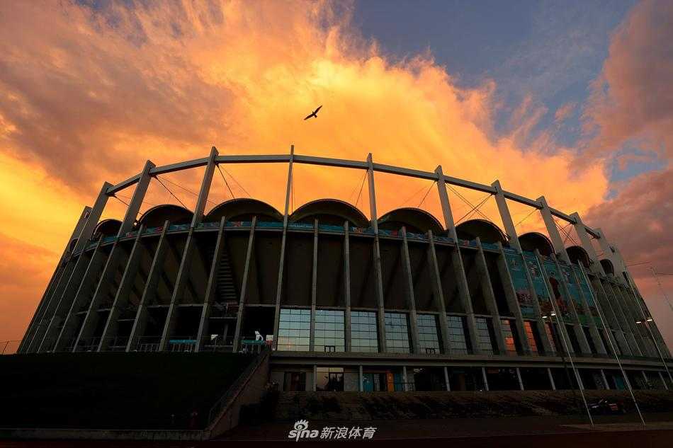 在助理教练的指导下，法国队球员们进行着高强度的传跑合练，皮球在他们的脚下飞速运转，展现出世界冠军队娴熟的团队默契。