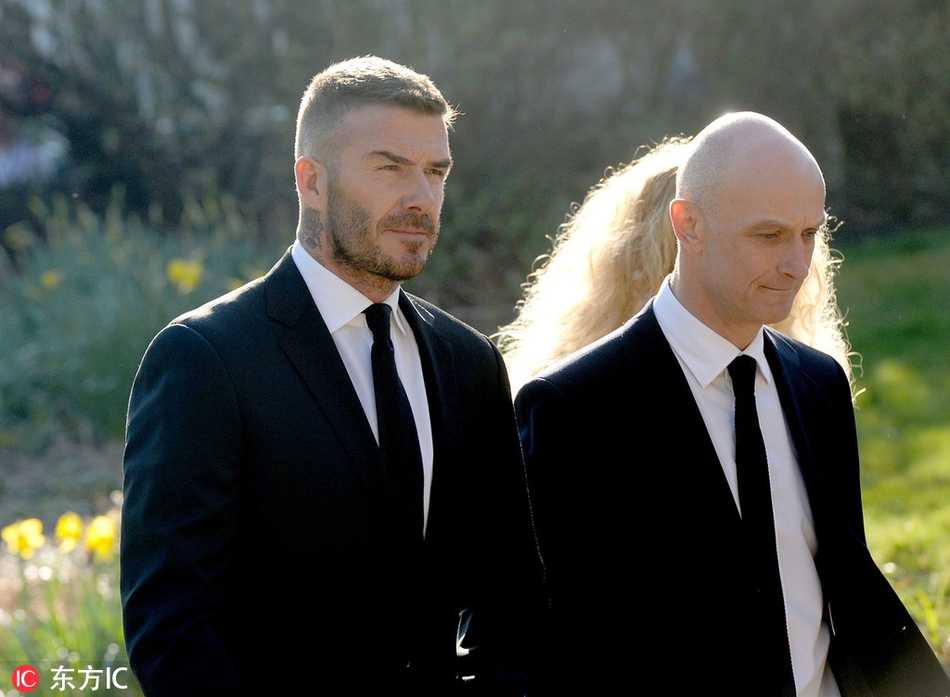 弗格森爵士与爱徒贝克汉姆在葬礼外驻足交谈，这一幕仿佛时光倒流，让人不禁想起昔日老特拉福德球场内那些共同缔造辉煌的师徒情谊。