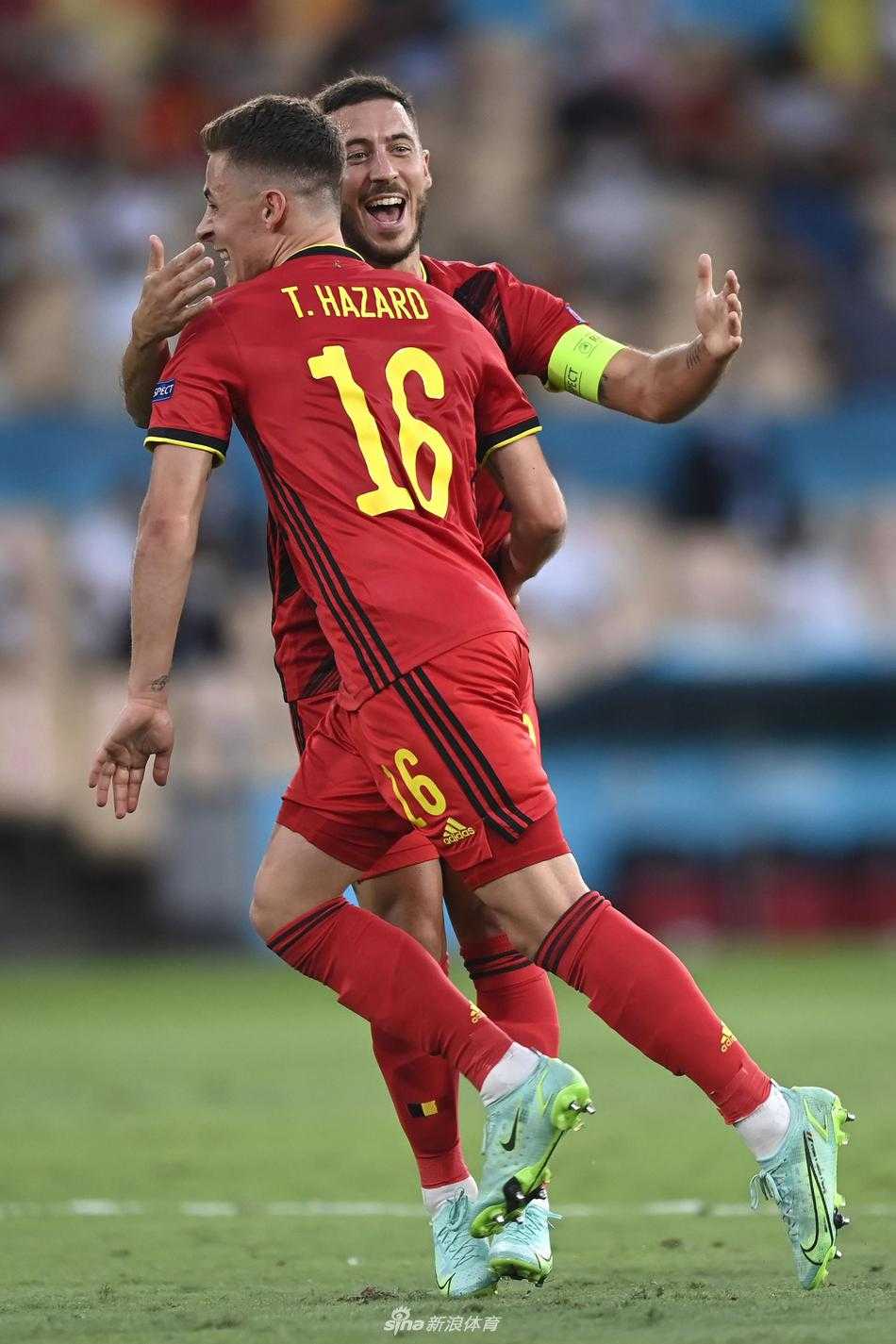 赛后，小阿扎尔手持最佳球员奖杯，与哥哥一同在混合采访区接受采访。哥哥面带骄傲的微笑望着弟弟，弟弟则略显羞涩地展示着奖杯，兄弟情深一目了然。