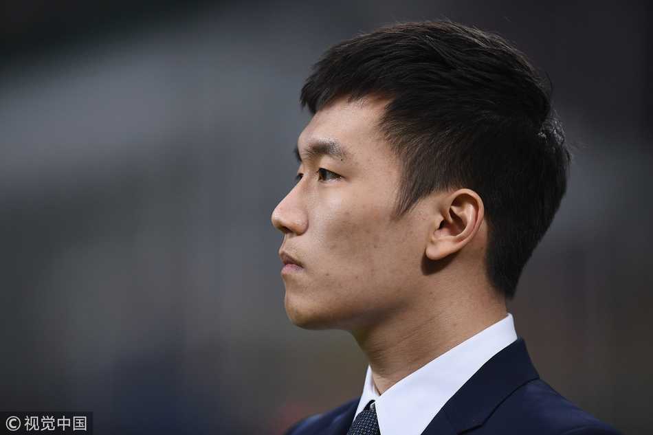 赛后的混合采访区，张康阳被意大利记者团团围住。他微微侧身，认真倾听着记者的提问，眼神坚定而从容，用流利的意大利语侃侃而谈，分享着对这场经典德比的独到见解。