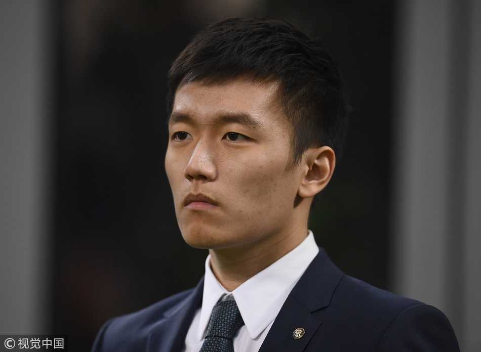 劳塔罗·马丁内斯张开双臂在圣西罗球场的草皮上狂奔庆祝，他的身后是追上来一起庆祝的队友们。看台上的张康阳双手指向场内，仿佛在为这位传射建功的年轻前锋送上最高的赞誉。