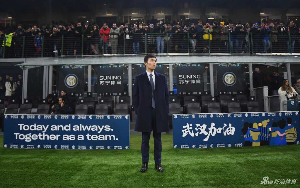 空荡荡的梅阿查球场看台，因为疫情，这场意大利国家德比被迫在没有观众的沉默中进行