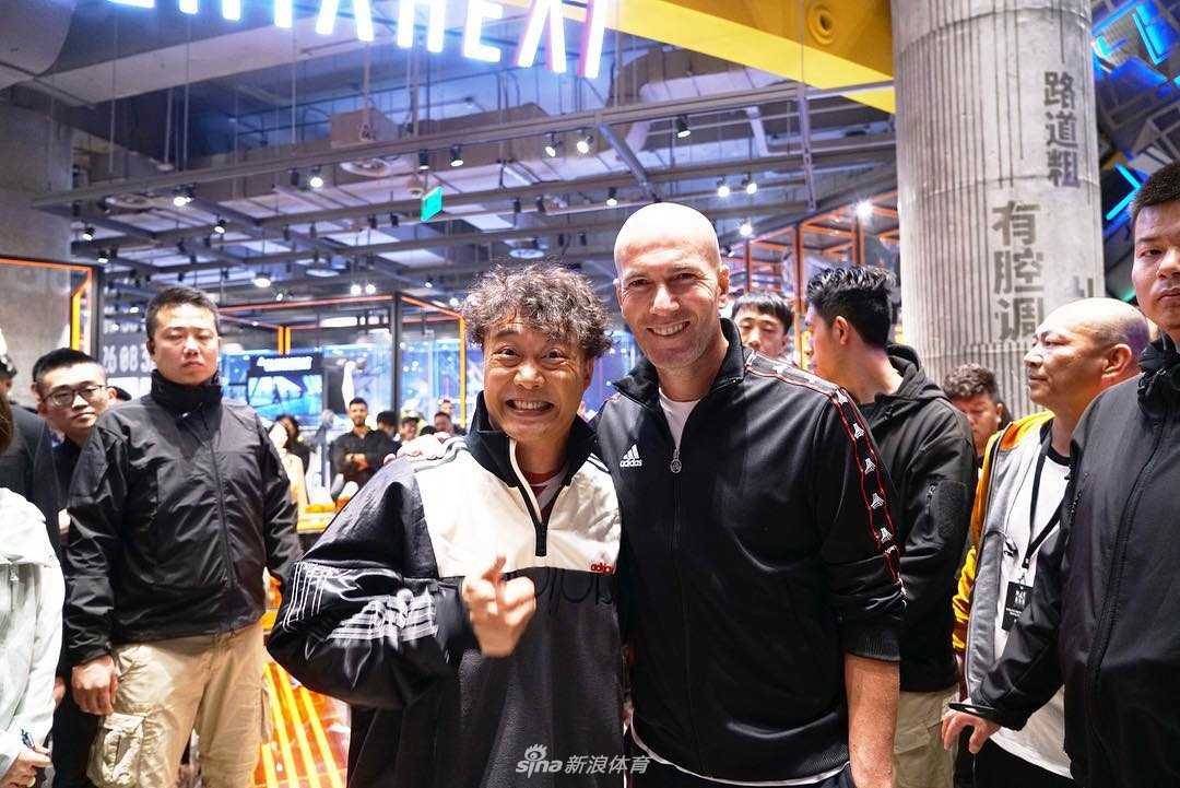 镜头拉近，齐达内的侧脸线条刚毅，专注地看着前方，而身旁的陈奕迅已经笑到前仰后合，眼角眉梢全是喜悦的皱纹，这种激动简直要从画面里溢出来