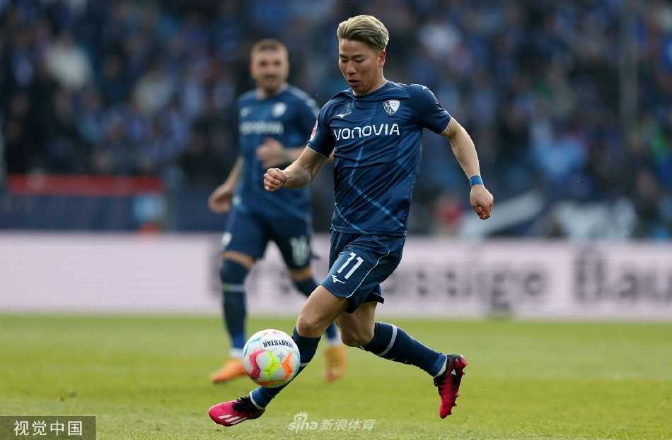 斯图加特球员打入制胜球后狂奔庆祝，张开双臂冲向角旗区，表情狂喜