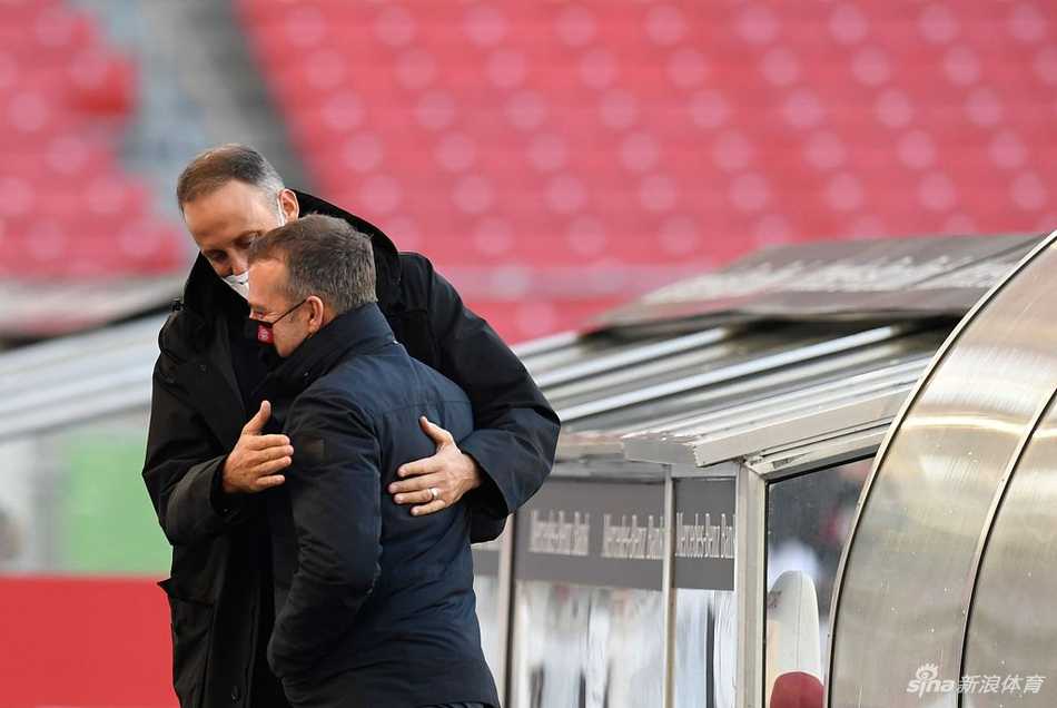 锁定胜局后，道格拉斯-科斯塔被兴奋的队友们团团围住，萨内、莱万等人脸上洋溢着胜利的喜悦，共同庆祝这个来之不易的客场进球。