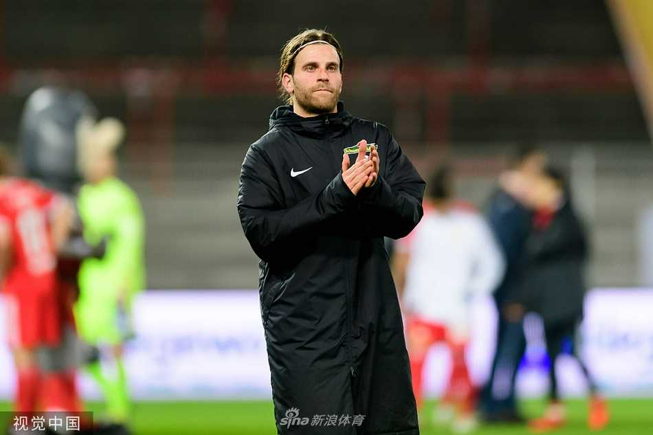 柏林联合队获得前场定位球，多名球员涌入弗赖堡禁区，人墙与攻防球员相互推挤，空气仿佛凝固。