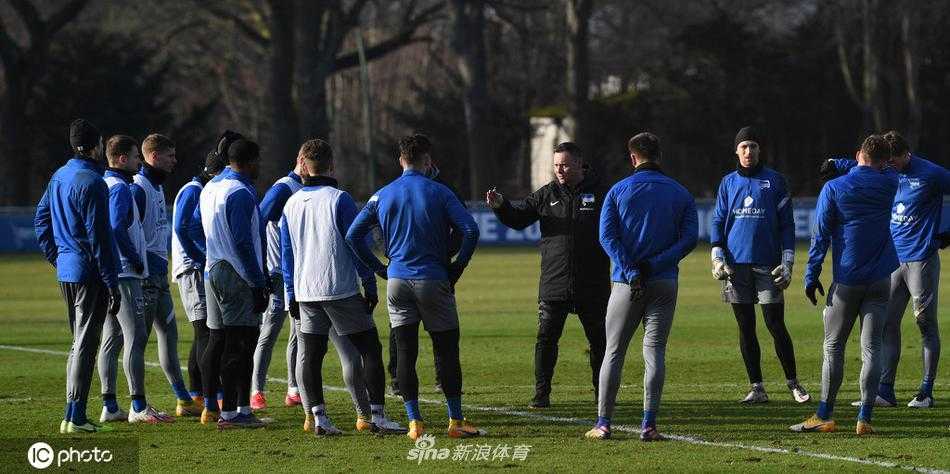 全体球员围拢成圈，在主帅带领下进行战前总动员