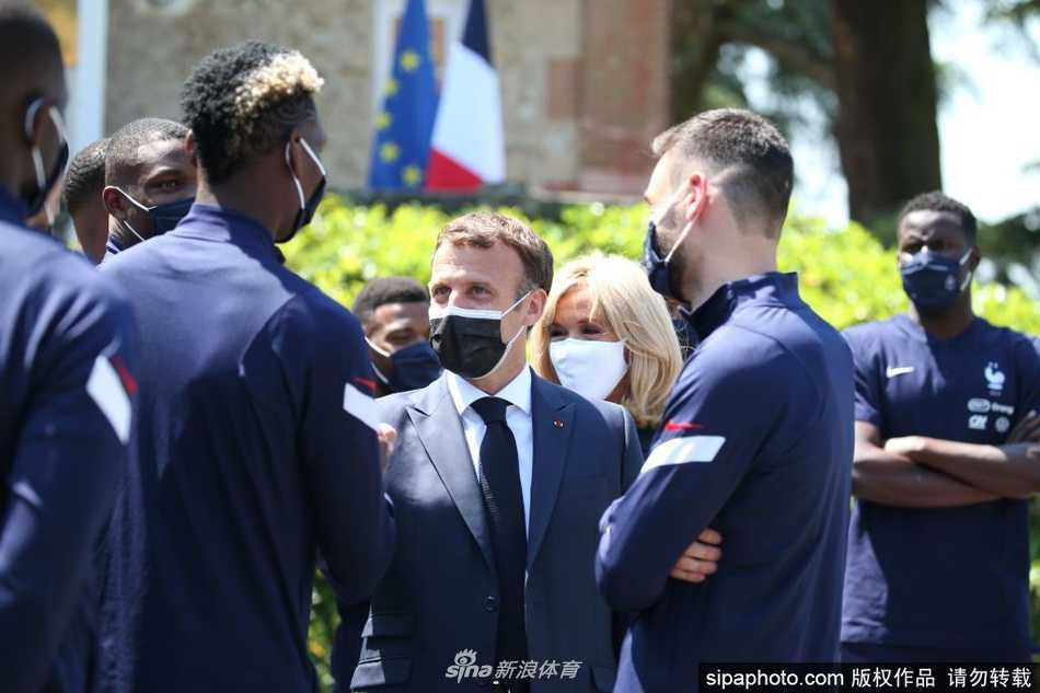 总统的凝视：马克龙在法国足协主席勒格拉埃的陪同下，目光如炬地注视着训练场上的一举一动，仿佛要以一国之力为场上的球星们加持胜利的信念。