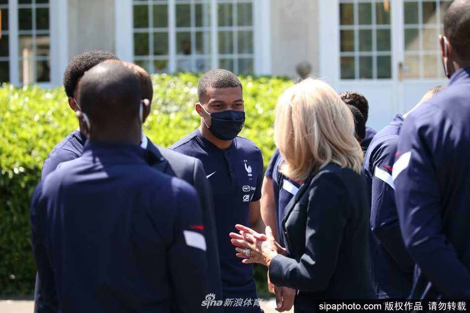将帅同心：法国队主帅德尚在总统面前展露出坚定的神情，他身旁的总统正侧耳倾听。这一刻，政治的期许与足球的抱负在克莱枫丹的阳光下交汇，共同指向那座德劳内杯。