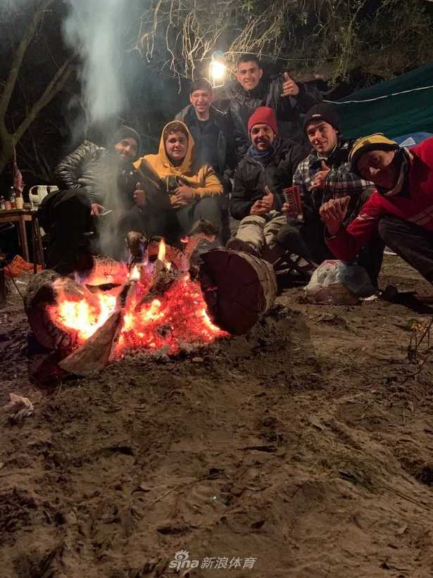 面对多人包夹防守，戈麦斯沉着地用身体护住球，就像一辆重型坦克般屹立不倒，为队友创造进攻机会，凸显了他作为前场支点的战术价值。