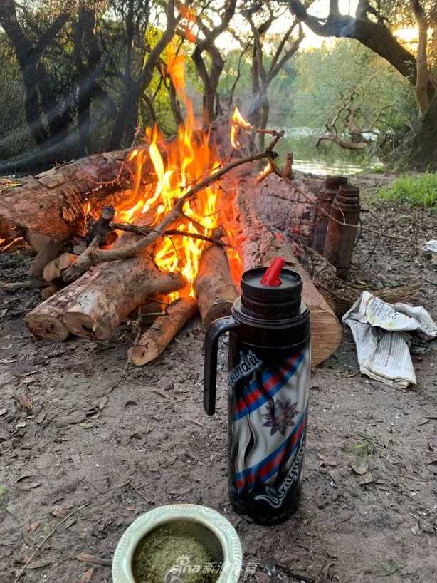 比赛结束后，戈麦斯神情落寞地坐在草皮上，与对手庆祝胜利的狂欢形成鲜明对比，画面充满了竞技体育的残酷与不甘，也展现了他对胜利的极度渴望。