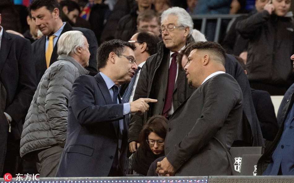 赛前温情时刻，诺坎普的大屏幕上播放着罗纳尔多当年效力巴萨时的经典进球集锦，全场球迷起立鼓掌，向这位永远的传奇致敬。