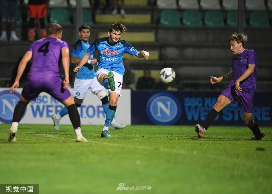 奥斯梅恩高高跃起头槌攻门，展现惊人弹跳力与统治空中的决心