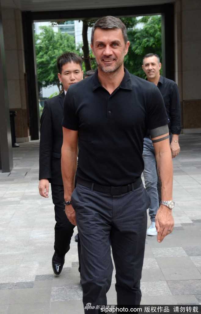 康复后的马尔蒂尼重新出现在公众视野，面容虽消瘦了些，但那标志性的微笑再次浮现，仿佛在告诉所有人，再猛烈的风暴也终将过去。