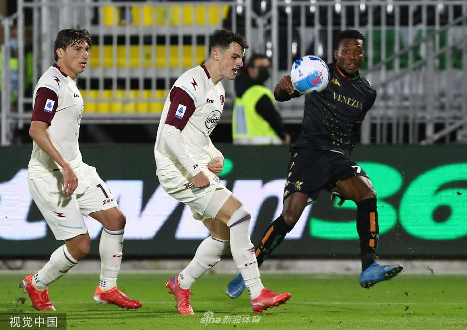 威尼斯球员阿拉姆张开双臂，狂奔庆祝他的首开纪录进球，身后是沮丧的萨勒尼塔纳门将和队友，水城的看台此刻为他沸腾。