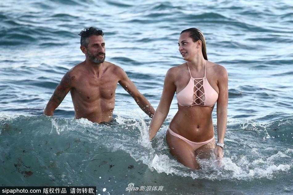 弗兰西斯卡身着一袭亮粉色比基尼，在迈阿密清澈的海水中轻盈转身，飞溅的水花如同钻石般在她古铜色的肌肤上闪耀，笑容比加勒比的阳光还要灿烂。