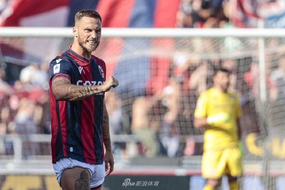 逆转进球后，博洛尼亚球员狂奔至角旗区与队友相拥狂喜