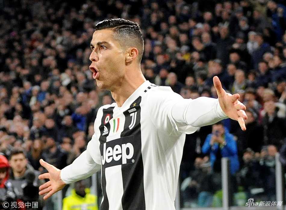 C罗在门前抢点垫射破门的瞬间，身体舒展姿态轻盈，标志性射门动作引爆全场激情