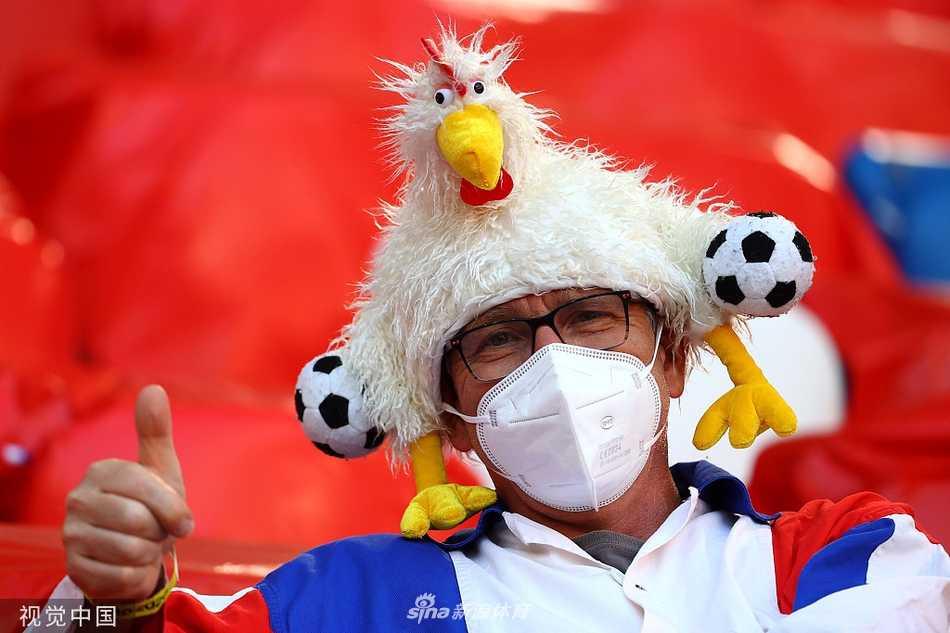 远处看台上，一面巨大的法国国旗在看台间传递铺开，蓝白红三色在人浪中起伏，格外耀眼。旗下是无数个模糊却充满热情的身影，他们用整齐划一的歌声和掌声，将安联球场的一角变成了属于高卢雄鸡的狂欢主场，宣告着世界冠军的雄心。