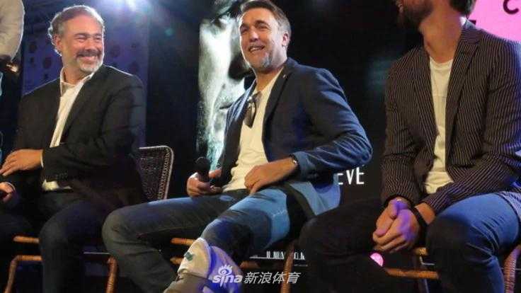 聚光灯下，加布里埃尔·巴蒂斯图塔眼神深邃地望着远方，面庞的纹路里刻满了故事，仿佛在凝视着自己辉煌的绿茵往昔。