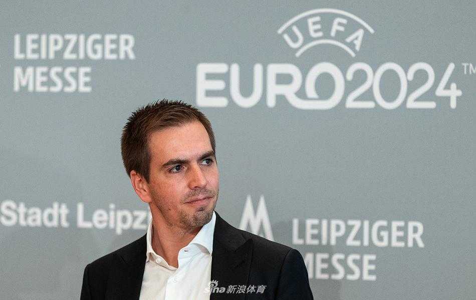 拉姆在发布会背景板前驻足凝望，上面醒目的2024欧洲杯标志，仿佛映照出他对一届贴近民众、充满欢庆氛围的赛事的无限构思。