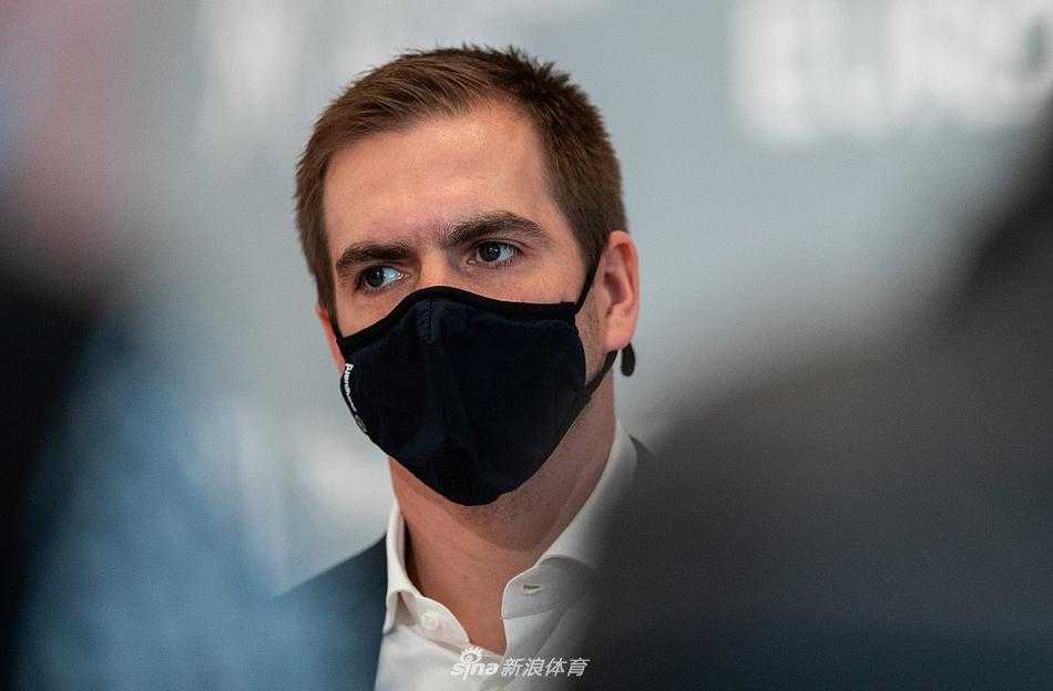 发布会上，拉姆正在与身边的组委会同事进行交流探讨，一个微小的手势、一次侧身的倾听，都透露出筹备工作的细致与团队间的紧密协作。