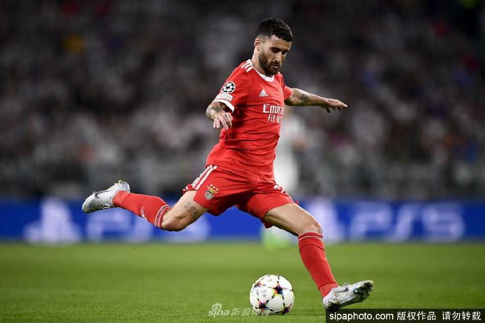 本菲卡时期拉法席尔瓦进球后张开双臂，在球迷欢呼中尽情庆祝